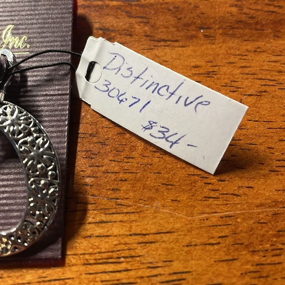 Vintage Premier Designs silver tone earrings. - Picture 3 of 4